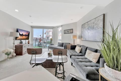 8 Marina Penthouse Water front Apartment in Marina del Rey