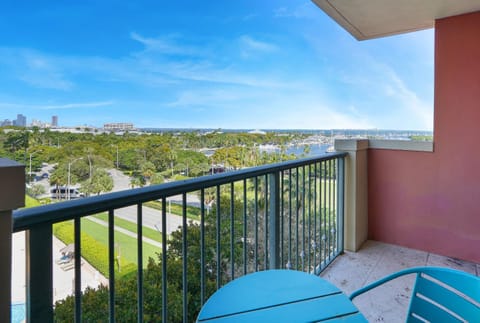 Modern Bay View Balcony In The Grove Free Parking Apartment in Coconut Grove