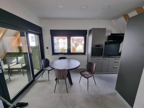 Kitchen or kitchenette, Dining area