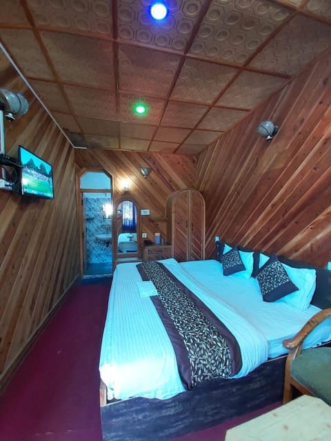 Goroomgo Lake View Mall Road Nainital - Mountain View & Spacious Room Hôtel in Uttarakhand