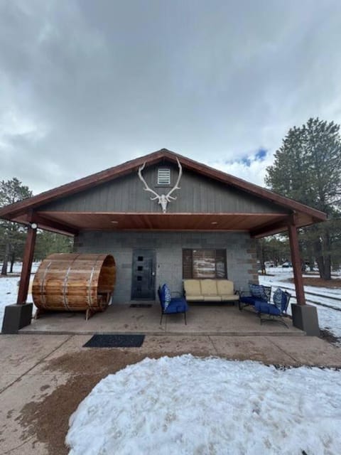 Rustic Retreat New Cabin on 2 Acres Fully Fenced! Summer special 2 complimentary tickets to Bearizona offer expires July 31st 2024 House in Parks