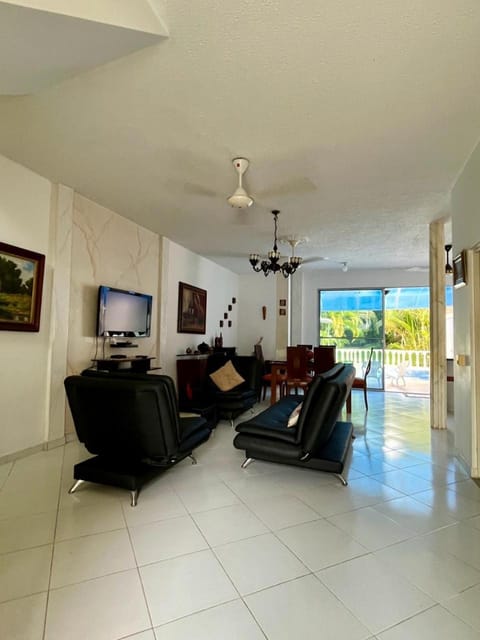 Communal lounge/ TV room, TV and multimedia, Living room, Seating area, Evening entertainment