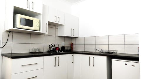 Kitchen or kitchenette, Kitchen or kitchenette, minibar, stove