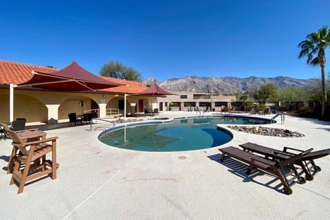 Tucson Townhome with Mountain View, Pool Access! House in Catalina Foothills