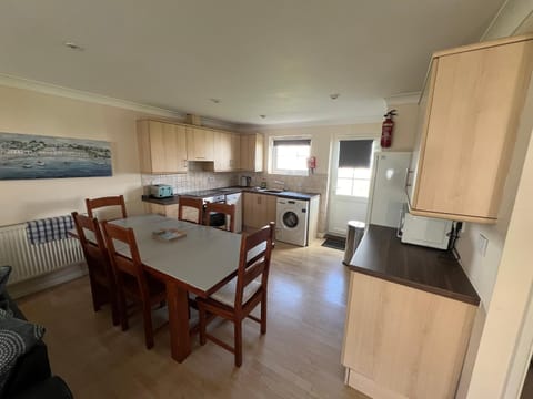 Kitchen or kitchenette, Dining area, minibar, pet friendly, stove