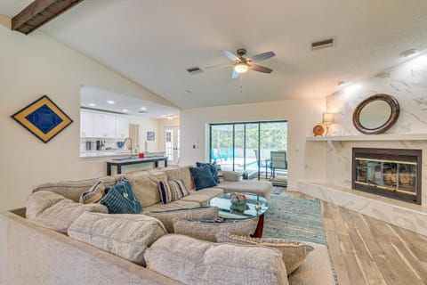 Spring Hill Retreat with Pool 7 mi to Weeki Wachee! Casa in Spring Hill