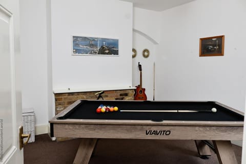 Billiard, Game Room