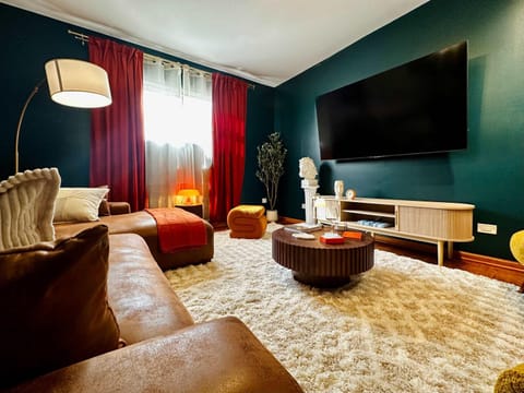 Pool Table, PingPong, Arcade, 2-Car Parking, 3 Floors! Apartment in Chicago