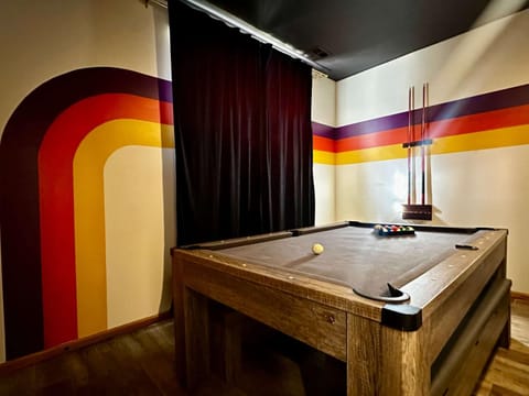 Pool Table, PingPong, Arcade, 2-Car Parking, 3 Floors! Apartment in Chicago