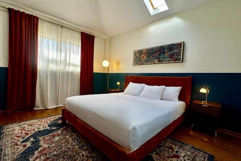 Pool Table, PingPong, Arcade, 2-Car Parking, 3 Floors! Apartment in Chicago