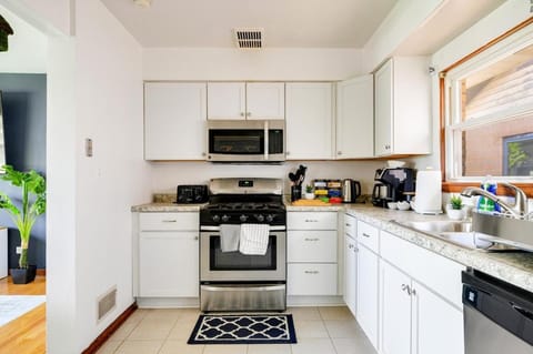 Curated for Cozy Longer Stays Condominio in Westmont