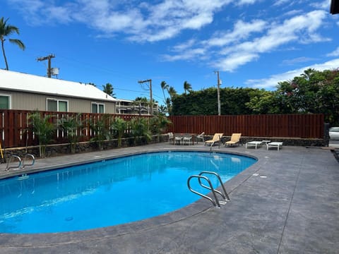 Patio, Swimming pool, sunbed