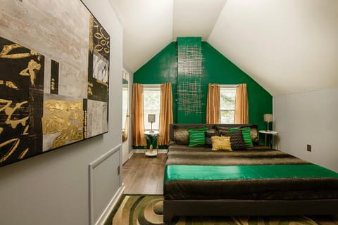 The Tremont Emerald - By Christmas Story House - Historic Charm & Modern Comfort Near Downtown With Parking, 300MB Wifi & Self Check-In House in Cleveland Heights