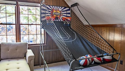 The Kirby House: King Bed, Hot Tub, Game Rooms, Gym Maison in Germantown