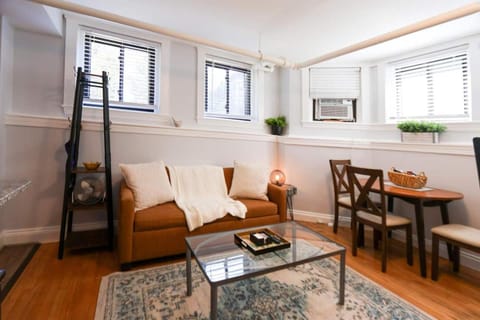 Cozy 2-bed, Private Entrance, Allston Village, Bu Appartement in Allston