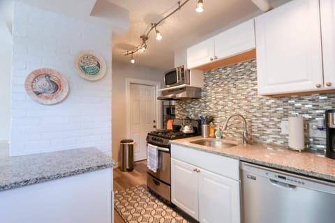 Cozy 2-bed, Private Entrance, Allston Village, Bu Appartement in Allston