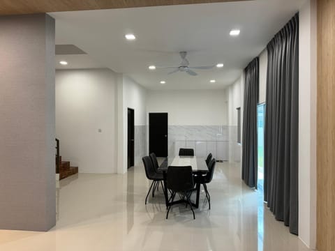 MR homestay depo link House in Kuching