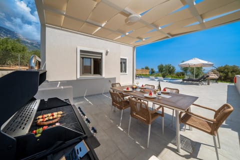 Patio, BBQ facilities, BBQ facilities, Dining area, Swimming pool, sunbed