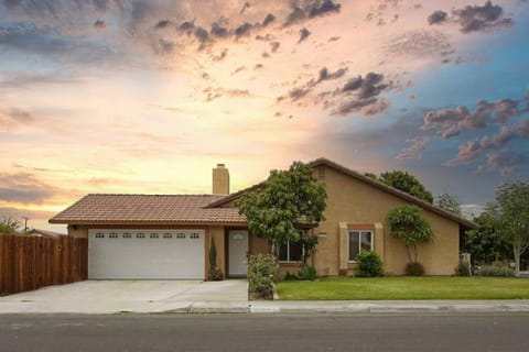 Property building, Neighbourhood, Garden, Garden view