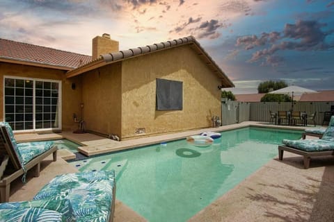 Property building, Patio, Day, Pool view, Swimming pool, sunbed