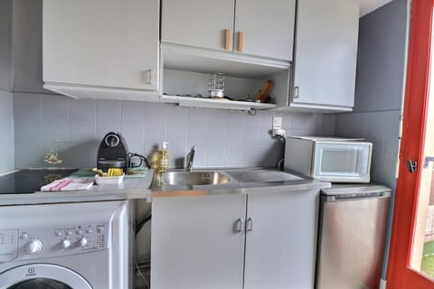 Kitchen or kitchenette, minibar, washing machine