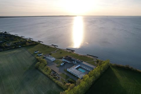 Property building, Natural landscape, Bird's eye view, Lake view, Sea view, Swimming pool, Sunset