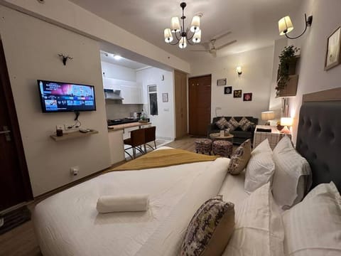 Sojourn Stays- The Mustard Apartment in Noida