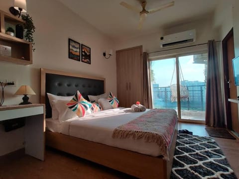 Sojourn Stays- Sunset Springs Luxurious Studio !! Apartment in Noida