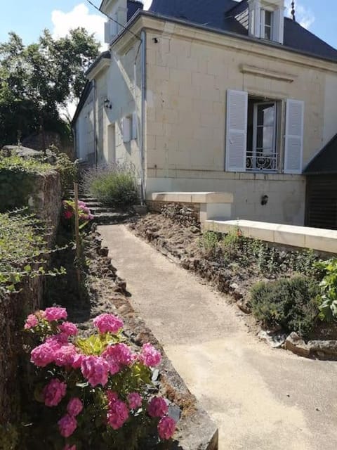 Maison atypique semi-troglodyte House in Centre-Val de Loire