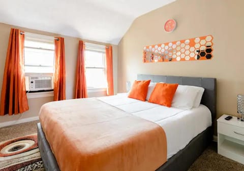 The Sunstone Retreat - Your Brooklyn Centre Haven Comfort To Explore Near Downtown With Parking, 300MB Wifi & Self Check-In House in Cleveland Heights
