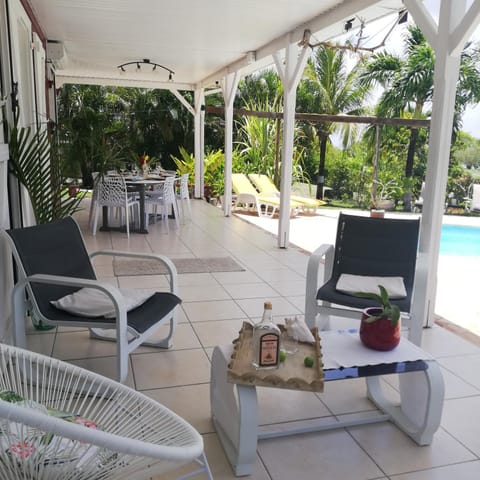 Villa de caractère ,3 étoiles, avec piscine, jardin et plage à 200m Haus in La Trinité
