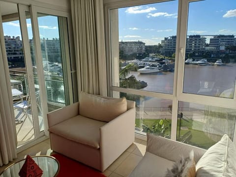 Departamentos del Wyndham con balcon y vista a la bahia Apartment in Benavidez