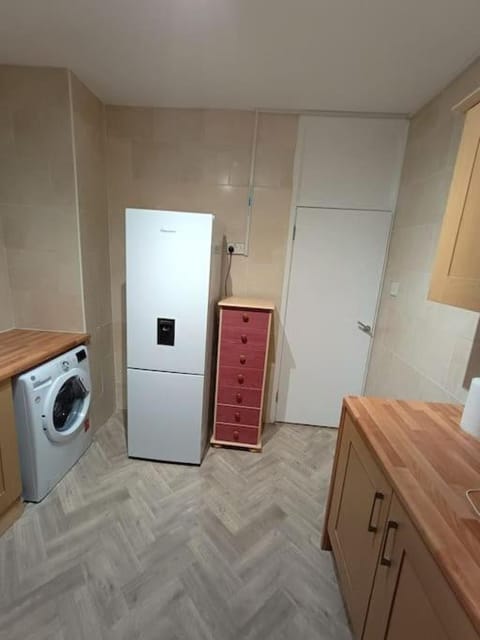 Spacious 3 bed flat opp Springfield park, Hackney. Apartment in London Borough of Hackney