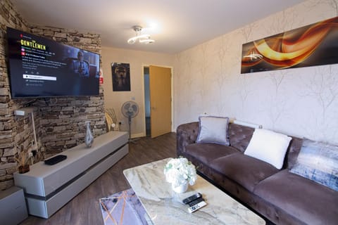 Communal lounge/ TV room, TV and multimedia, Living room, Seating area, Evening entertainment