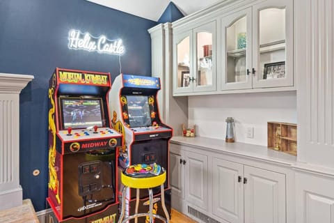 The Castle with 2 Hot Tubs Speakeasy and Arcade Games House in Casa De Oro-Mount
