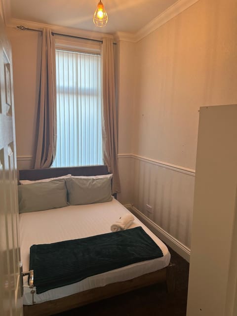 Entire 4br with cot, free street parking and garage House in Sunderland