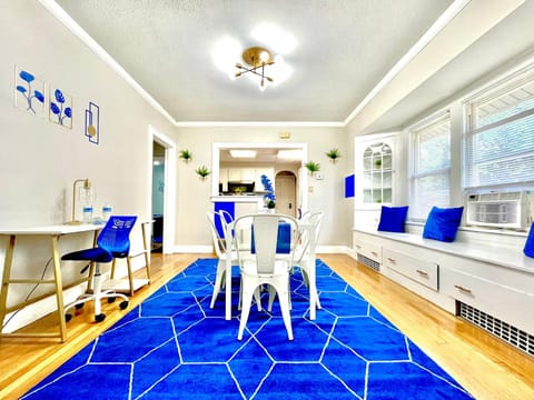 The Sapphire Haven - Your Old Brooklyn Oasis Awaits Families, Couples, Business Travelers Near Downtown With Parking, 300 MB WiFi & Self Check-In House in Cleveland Heights