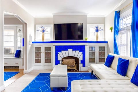 The Sapphire Haven - Your Old Brooklyn Oasis Awaits Families, Couples, Business Travelers Near Downtown With Parking, 300 MB WiFi & Self Check-In House in Cleveland Heights