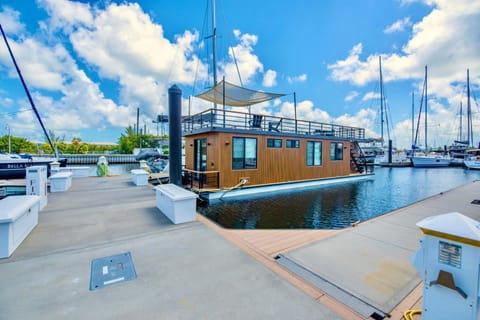 Awai's Floating Villa - Houseboat in Luxury Village Docked boat in Stock Island