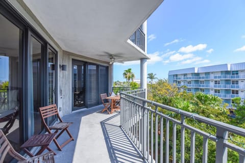 NEW Atlantic Escape - Beach & Pool Apartment in Key West