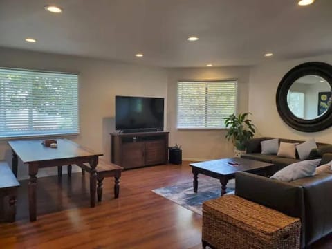 Located In The Heart Of The West Side Condominio in Mar Vista