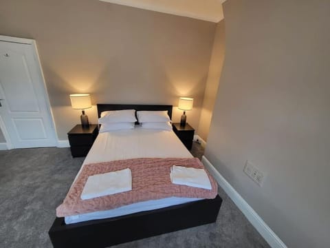 4 Bedroom house, 8 min to city! Apartment in Salford