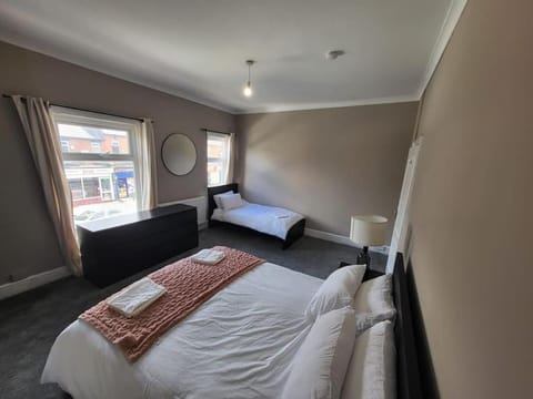 4 Bedroom house, 8 min to city! Apartment in Salford