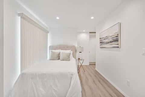 Modern 1-Bedroom Home in a Prime LA Location Condo in West Hills