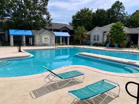 Private Retreat: Pool, king bed , Comfy Furnishings Condominio in Gainesville