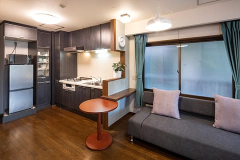 Kitchen or kitchenette, Seating area, stove