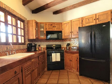 Coffee/tea facilities, Kitchen or kitchenette, stove, toaster