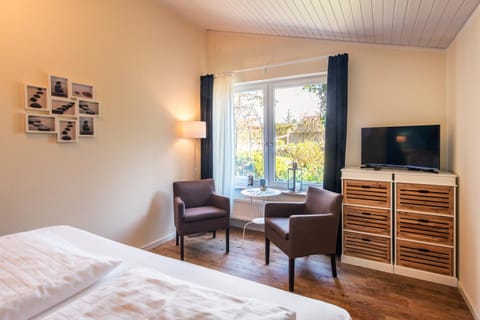 Bed, TV and multimedia, Photo of the whole room, Decorative detail, Seating area