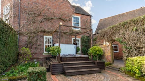 Property building, Garden, Hot Tub, Garden view