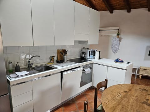 Kitchen or kitchenette, minibar, pet friendly, stove